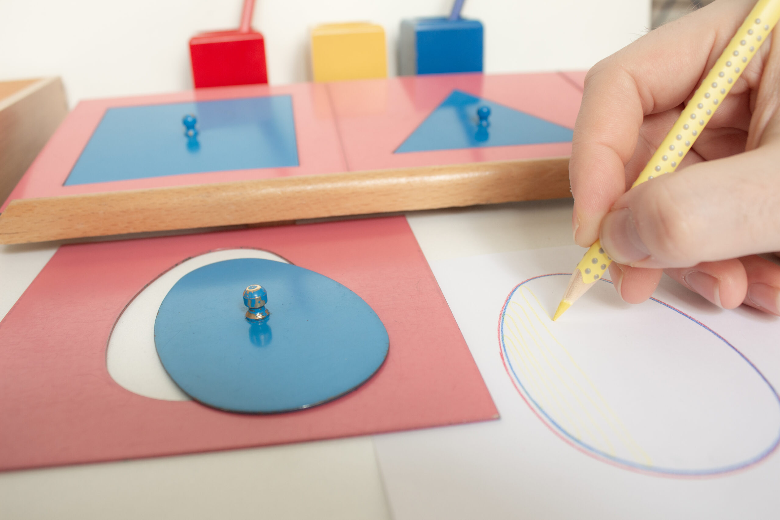 Hände zeigen Montessori-Materialien – Einführung in die Didaktik im Onlinekurs