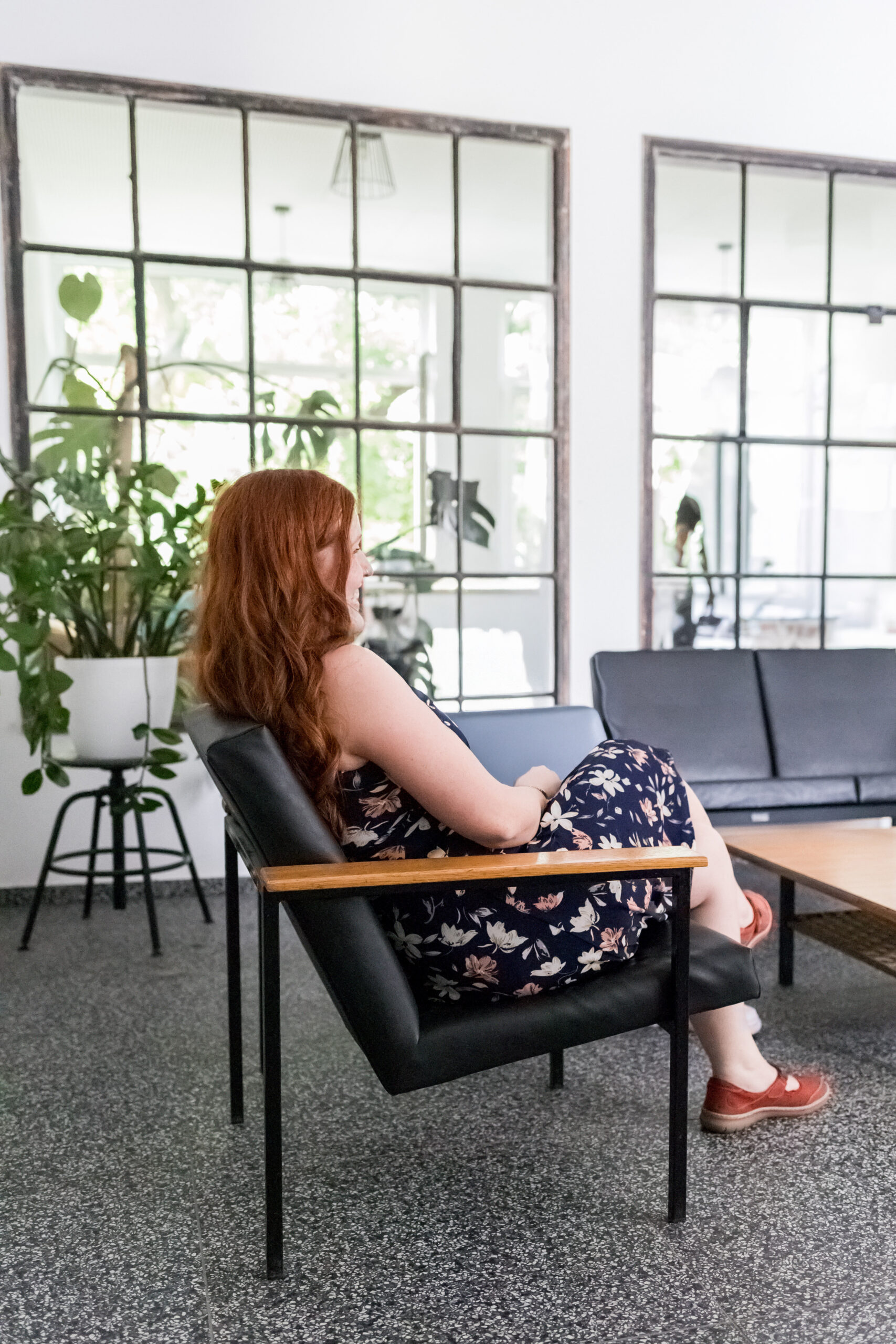 Birgit Salvenmoser, dipl. Monetssori Pädagogin Wien, geb. Peter, rotes langes Haar sitzt auf Sessel